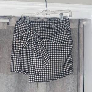 F21  Black and white Gingham Skort